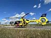 Ein Rettungshubschrauber steht auf einer Straße. (Symbolbild)