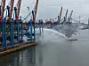 Auch die „Branddirektor Westphal“ ist im Einsatz, um das Feuer auf der Containerbrücke am Terminal Altenwerder zu löschen.