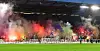 Auf der Südtribüne des Millerntorstadions brennt bunte Pyrotechnik
