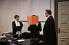 Der Angeklagte verbirgt sein Gesicht vor den Kameras.