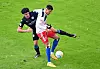 HSV-Profi Glatzel im Zweikampf mit Ramos