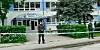 Polizisten bewachen die abgesperrte Grundschule in Vrutky.