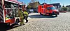 Nach der Explosion: Feuerwehrleute stehen vor der Einfahrt zum Campingplatz Arnumer See.