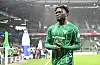Stürmer Victor Boniface, im Trikot des SV Werder Bremen, im strömenden Regen auf dem Rasen des Weserstadions