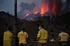 Feuerwehrmänner beobachten den Vulkan Cumbre Vieja auf der kanarischen Insel La Palma.
