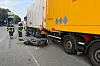 Die Motorradfahrerin wurde von einem Lastwagen erfasst und lebensgefährlich verletzt.