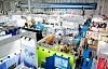 Besucher gehen in den Messehallen in Hamburg über die Messe „WindEnergy“.