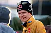 Andreas Wellinger schaut lächelnd eine Person an