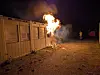 Als die Einsatzkräfte vor Ort eintrafen, schlugen die Flammen bereits aus dem Wohncontainer an der Altländer Straße.