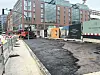 An der Baugrube der abgerissenen Gänsemarkt-Passage wird der Gehweg wieder hergestellt.