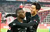 Randal Kolo Muani und Daichi Kamada beim Jubel