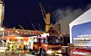 Die Feuerwehr war stundenlang damit beschäftigt, Das Feuer auf dem Frachter zu löschen.