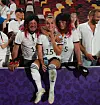 Mit Perücken ausgestattet besuchen die Eltern von Nationalspielerin Giulia Gwinn jedes EM-Spiel ihrer Tochter.
