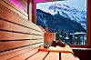 Saunieren mit Blick auf die verschneiten Berge – Genuss und Immunsystem-Booster zugleich.