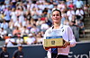 Lois Boisson mit der Siegertrophäe am Hamburger Rothenbaum