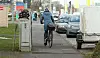 Eine Frau fährt am Nedderfeld auf dem Gehweg. Dort gibt es bislang keinen Radweg. (Symbolbild)