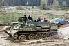 Gäste im T55TK Bergepanzer. Auf dem Gelände der Panzerfahrschule Heyse können Zivilisten mit ehemaligen Militärfahrzeugen fahren.