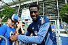 Albert Sambi Lokonga schreibt ein Autogramm im Volksparkstadion