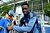 Albert Sambi Lokonga schreibt ein Autogramm im Volksparkstadion