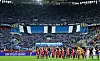 HSV-Fans halten in Düsseldorf einen großen Balkenschal hoch