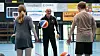 Der wohl älteste Sportlehrer Deutschlands, Manfred Lüssenhop, zeigt im Sportunterricht eine Übung mit dem Basketball.
