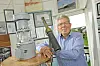 Hans-Heinrich Faby führt Besucher durch das Mini-Museum im Leuchtturm und zeigt auch das 100 Jahre alte Fernrohr.