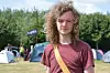 Ein junger Mann steht auf der Festwiese in Tinnum.