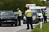 Polizisten führen an der deutsch-dänischen Grenze Kontrollen durch