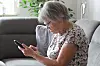 Eine Seniorin mit einem Telefon