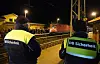 Sicherheitspersonal der Deutschen Bahn steht am Bahnhof von Brokstedt und gedenkt der Opfer der Messerattacke.