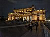 Menschen stehen abends vor der Kunsthalle