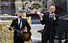 Lotto King Karl singt „Hamburg meine Perle“ für den verstorbenen Carlo von Tiedemann. An der Gitarre: Jörn Heilbut
