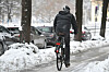 Ein Radfahrer auf einem glatten Radweg (Symbolbild).