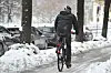 Ein Radfahrer auf einem glatten Radweg (Symbolbild).