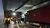 Feuerwehrleute am ausgebrannten Führerhaus des Sattelzuges im Elbtunnel.