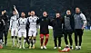 Die HSV-Profis jubeln nach dem 3:0 in Magdeburg vor der Fankurve