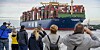 Hunderte Zuschauer verfolgten entlang der Elbe, wie der 400 Meter lange Megafrachter von zwei Schleppern ins Hafenbecken gebracht wurde.
