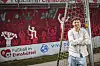 Jasper Hölscher steht mit verschränkten Armen vor einem Tor