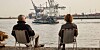 Ein bisschen Normalität: Zwei Menschen am Hamburger Hafen.