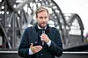 Verkehrssenator Anjes Tjarks will die Gleise über die Norderelbe ausbauen lassen.