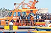 Migranten kommen an Bord eines Schiffes des spanischen Seenotrettungsdienstes im Hafen von Arrecife (Lanzarote) an (Symbolbild).