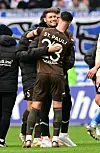 Fabian Hürzeler jubelt mit Kapitän Leart Paqarada