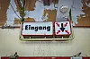 Taubenkot und anderer Dreck prägen das Bild im Einkaufszentrum.