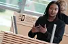 Touré spricht während der Landtagssitzung am Rednerpult.
