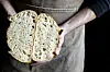 Sauerteigbrot vom Handwerksbäcker bleibt lange frisch.