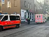 Die Polizei befragt einen möglichen Zeugen des schweren Unfalls.
