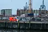 Ein Rettungswagen steht vor der Baustelle. Ein Arbeiter kam bei einem Sturz ums Leben.