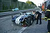 Eine Polizistin begutachtet den schwer beschädigten Oldtimer.