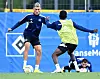 William Mikelbrencis (l.) beim HSV-Training mit Landsmann Jean-Luc Dompé
