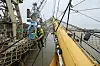 Das Klüvernetz an dem Frachtschiff „Peking“ wird angebracht.